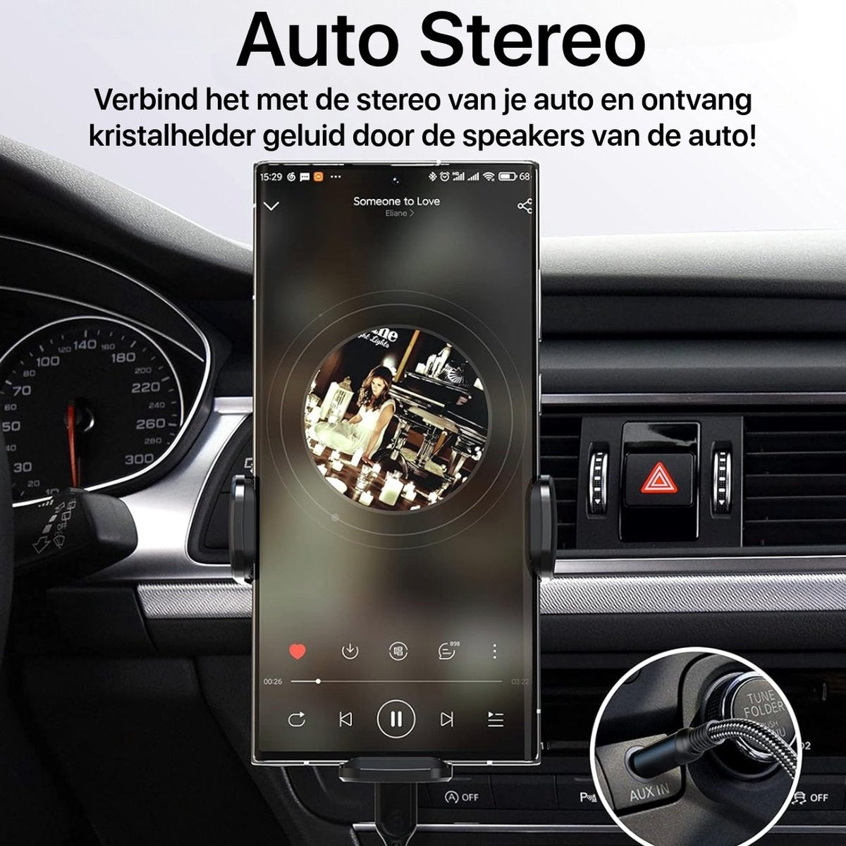 Een smartphone in een telefoonhouder voor in de auto toont muziekbediening. Een dashboard is zichtbaar, met een oplaadkabel.