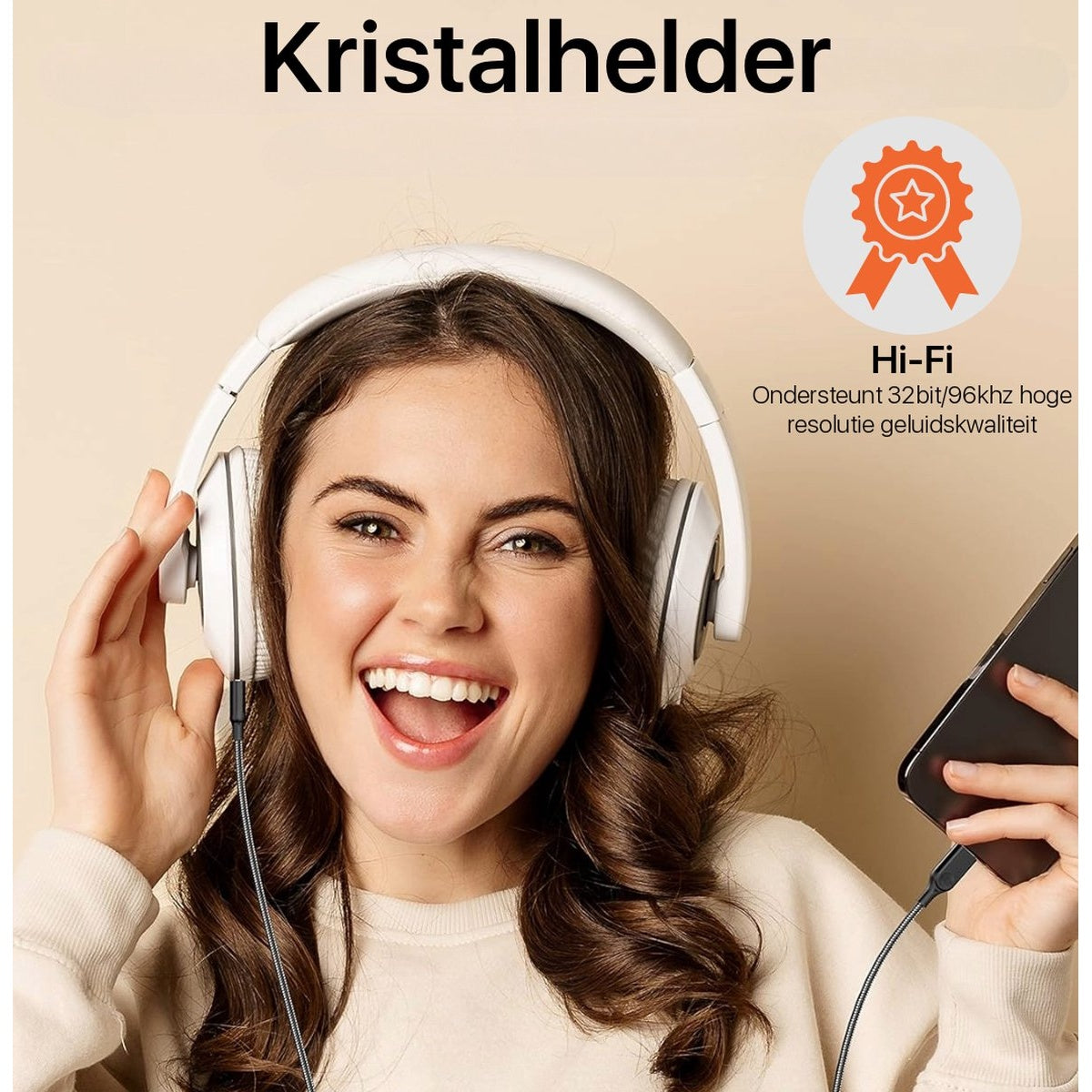 Een vrouw met witte koptelefoon lacht, houdt een telefoon vast die met een kabel is verbonden. Tekst: 'Kristalhelder' en 'Hi-Fi' met een badge.