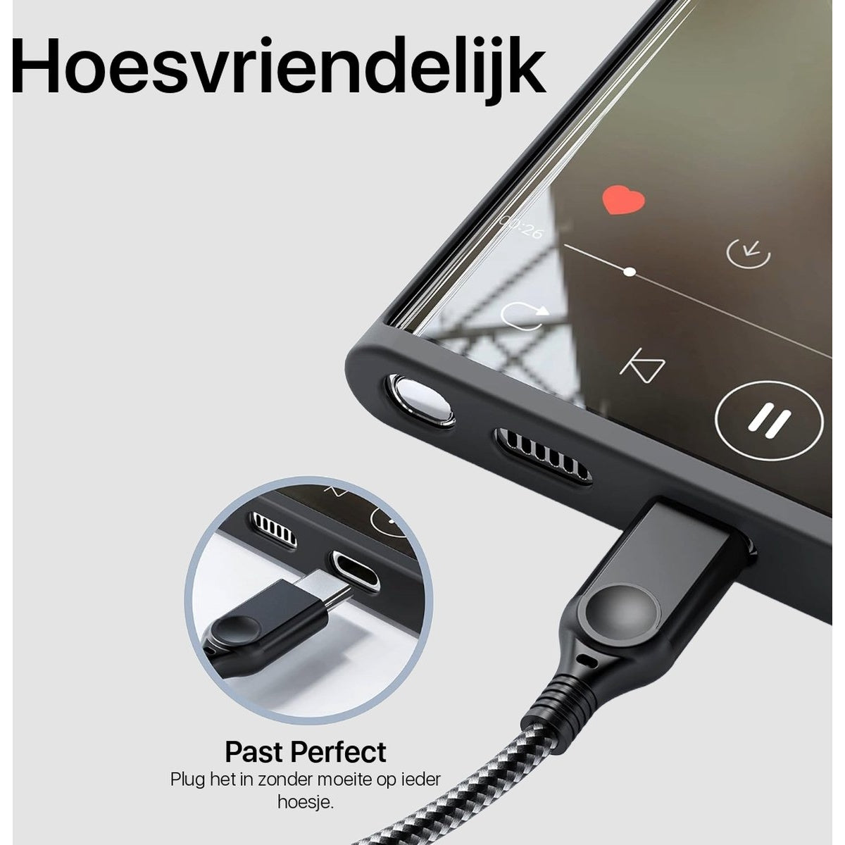 Een telefoon met een zwarte hoes wordt opgeladen via een USB-C-kabel. Het scherm toont een muziekspelerinterface.