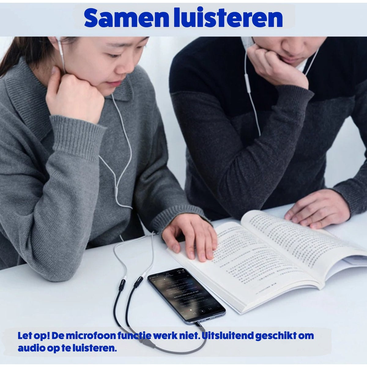 Twee mensen luisteren naar audio van een telefoon met oortelefoons en delen het. Een boek ligt open naast hen. Boven staat 'Samen luisteren'.