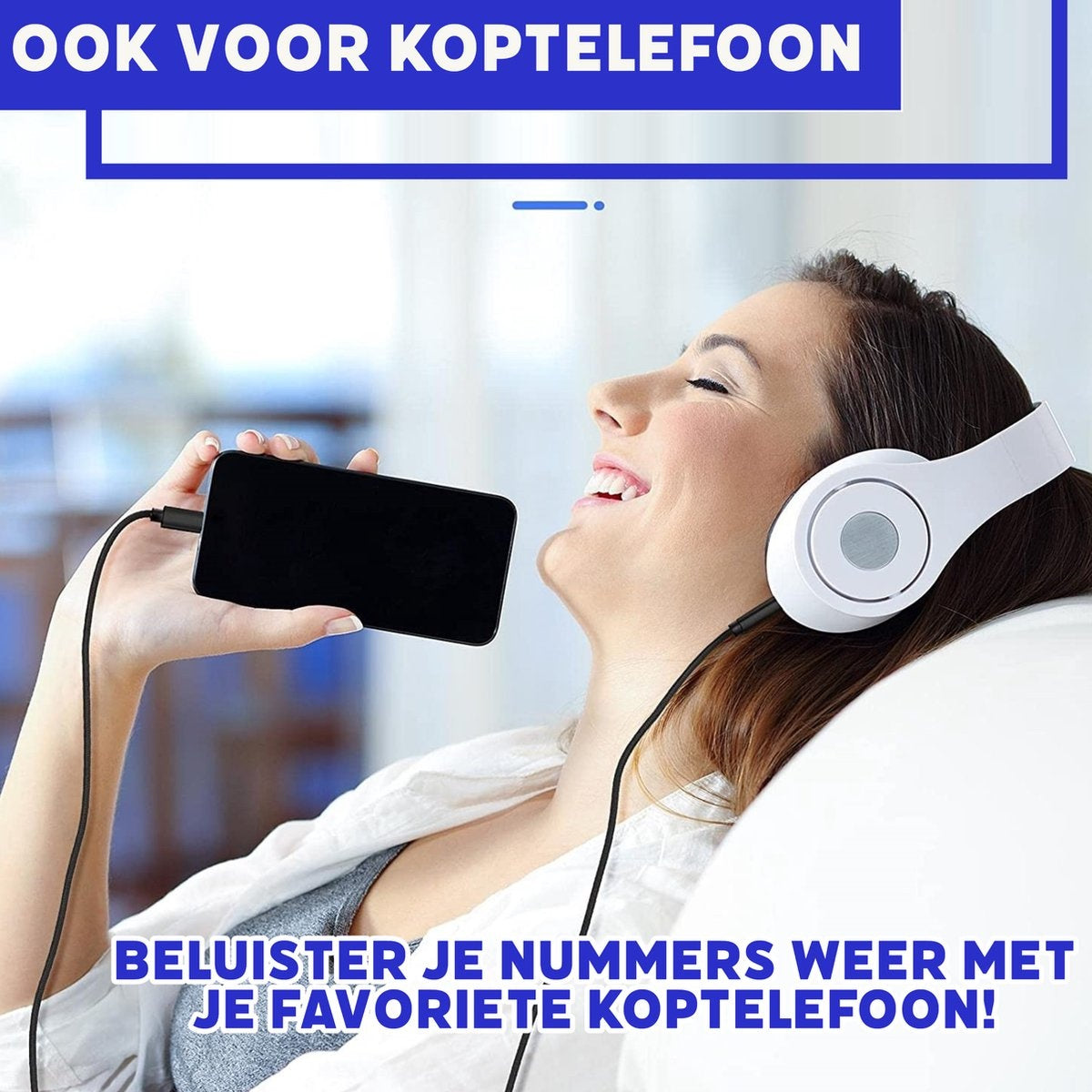Vrouw luistert naar muziek met een witte koptelefoon die is aangesloten op een telefoon. Tekst in het Nederlands bovenaan en onderaan. Ze lacht.
