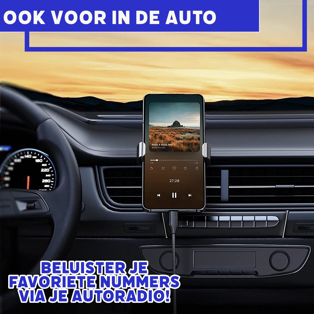 Een telefoon in een autohouder. Het scherm toont een muziekspeler. Het dashboard is zichtbaar met de snelheidsmeter.