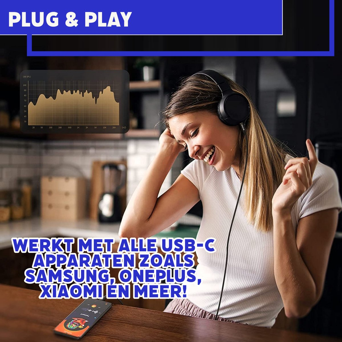 Een vrouw met een koptelefoon glimlacht. Een telefoon en een audiografiek liggen op tafel. Tekst: 'Plug & Play' en 'Werkt met USB-C-apparaten'.
