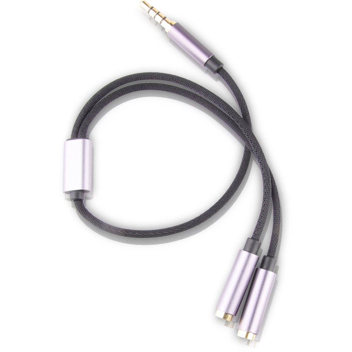 Een zwart-zilveren audiosplitterkabel ligt op een wit oppervlak. Het heeft een 3,5 mm jack en twee 3,5 mm vrouwelijke poorten.