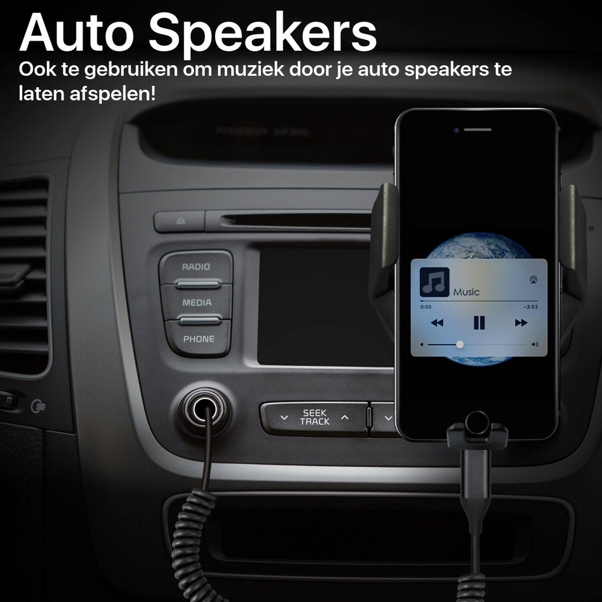 Auto-interieur met telefoon die muziekbediening weergeeft. Telefoon is aangesloten op het audiosysteem van de auto. Knoppen voor radio, media en telefoon zijn zichtbaar.