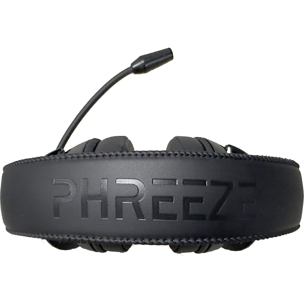 Zwarte gaming headset met microfoon. Het woord "PHREEZE" is in de hoofdband geëmbossed. De achtergrond is wit.