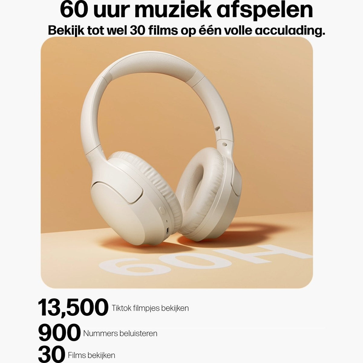 Crèmekleurige koptelefoon op een lichtbruin oppervlak. Tekst geeft 60 uur muziek, 13.500 TikTok-video's, 900 nummers en 30 films aan.