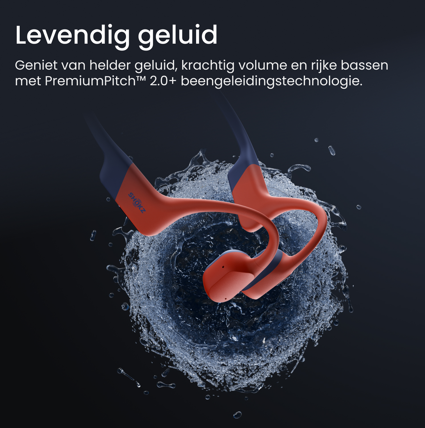 Oranje en blauwe beengeleidingshoofdtelefoon in water, spetterend tegen een donkere achtergrond. De merknaam is zichtbaar.