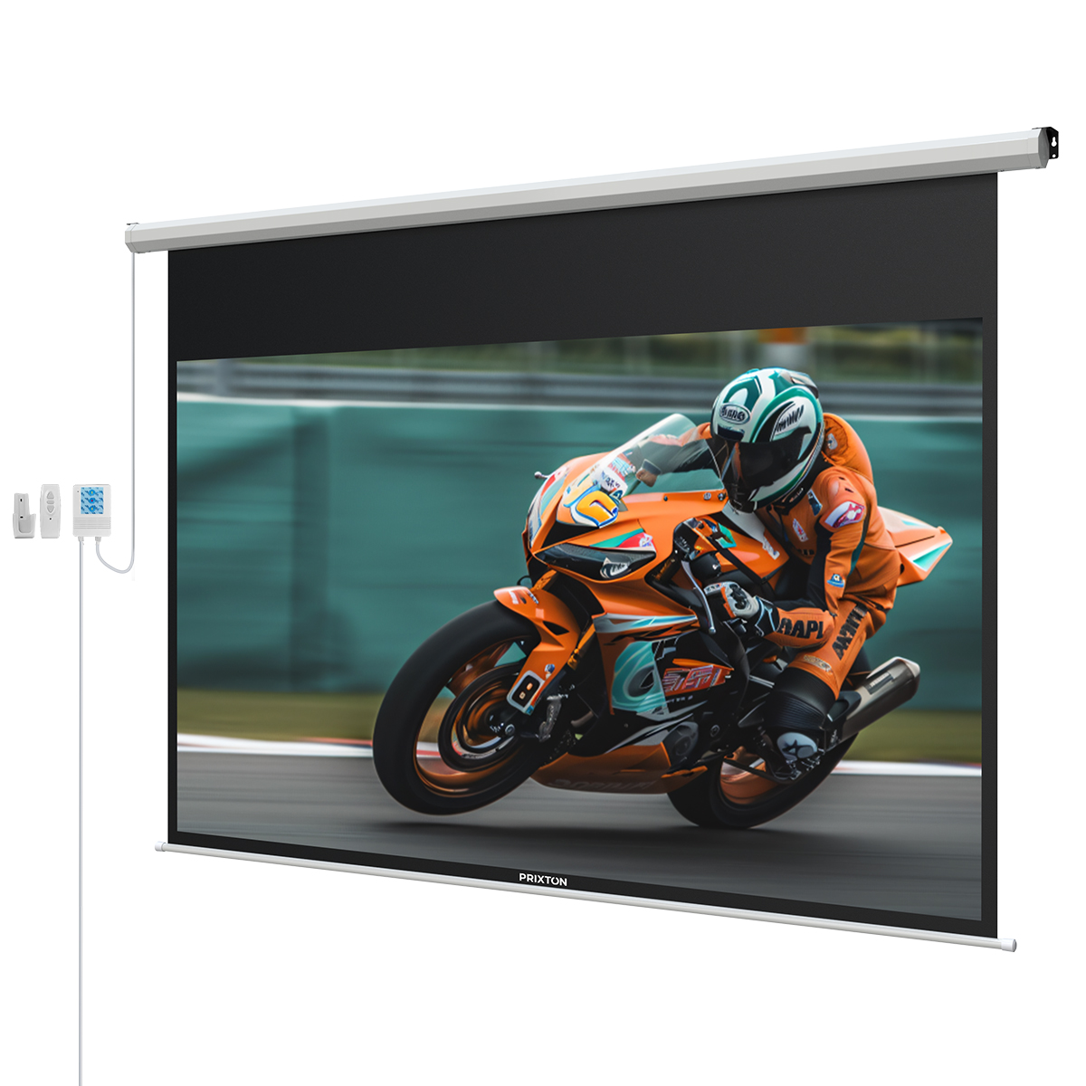 Carrera de motos en pantalla. Moto naranja y piloto en acción. Pantalla de proyección con escena de carreras. Controles remotos a la izquierda.