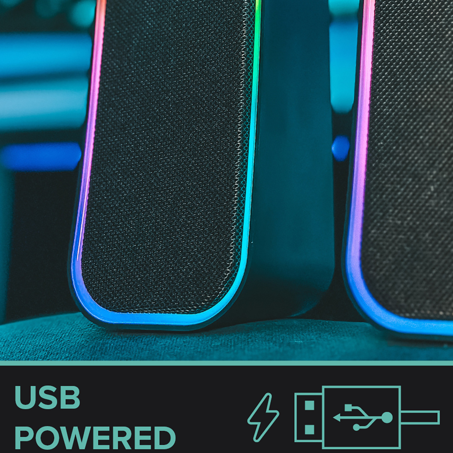 Due altoparlanti neri con luci LED colorate su una superficie turchese. Testo USB powered e un simbolo USB in basso.