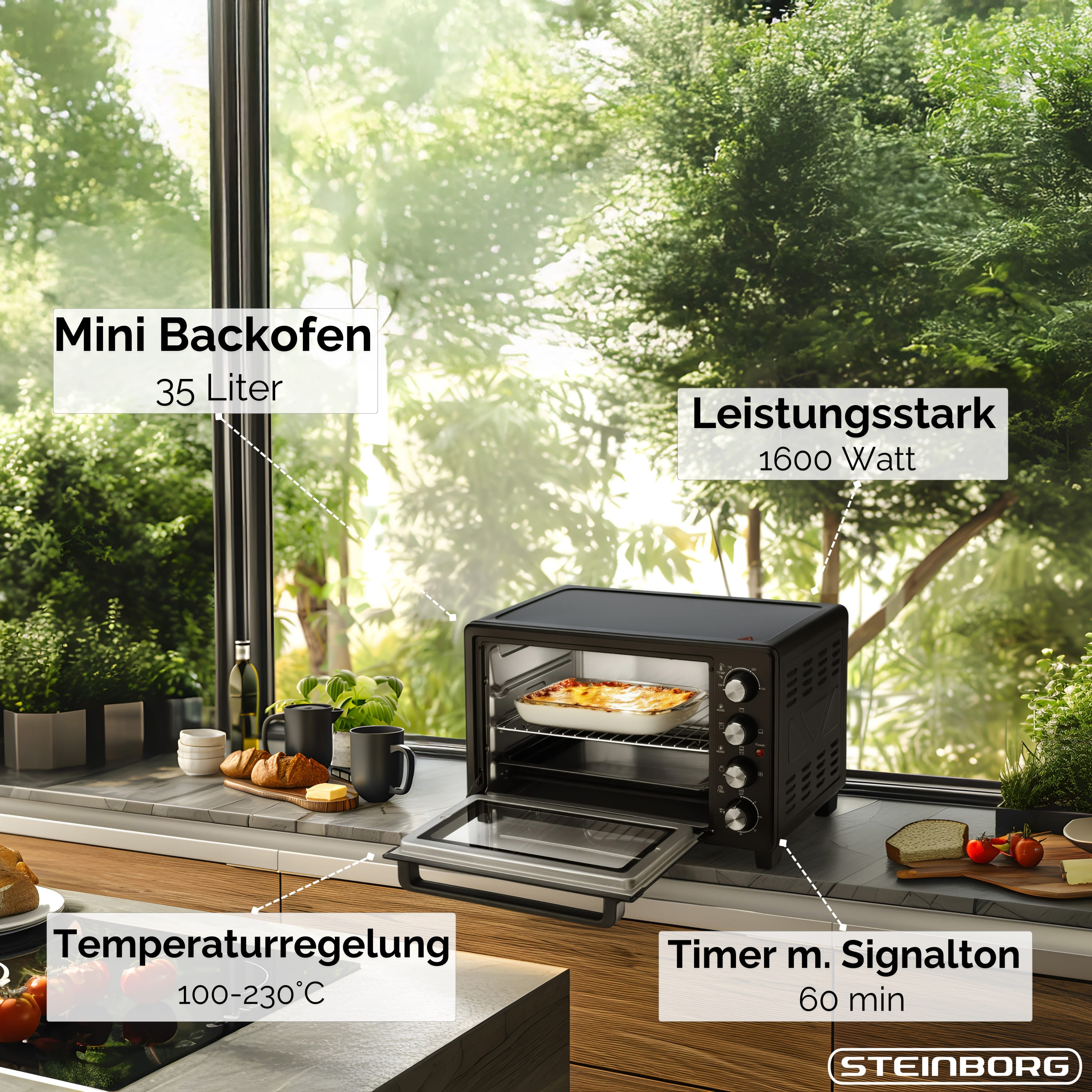 Ein schwarzer Mini-Backofen mit Lasagne, auf einer Küchentheke mit Zutaten und einem Fenster mit grünen Bäumen.