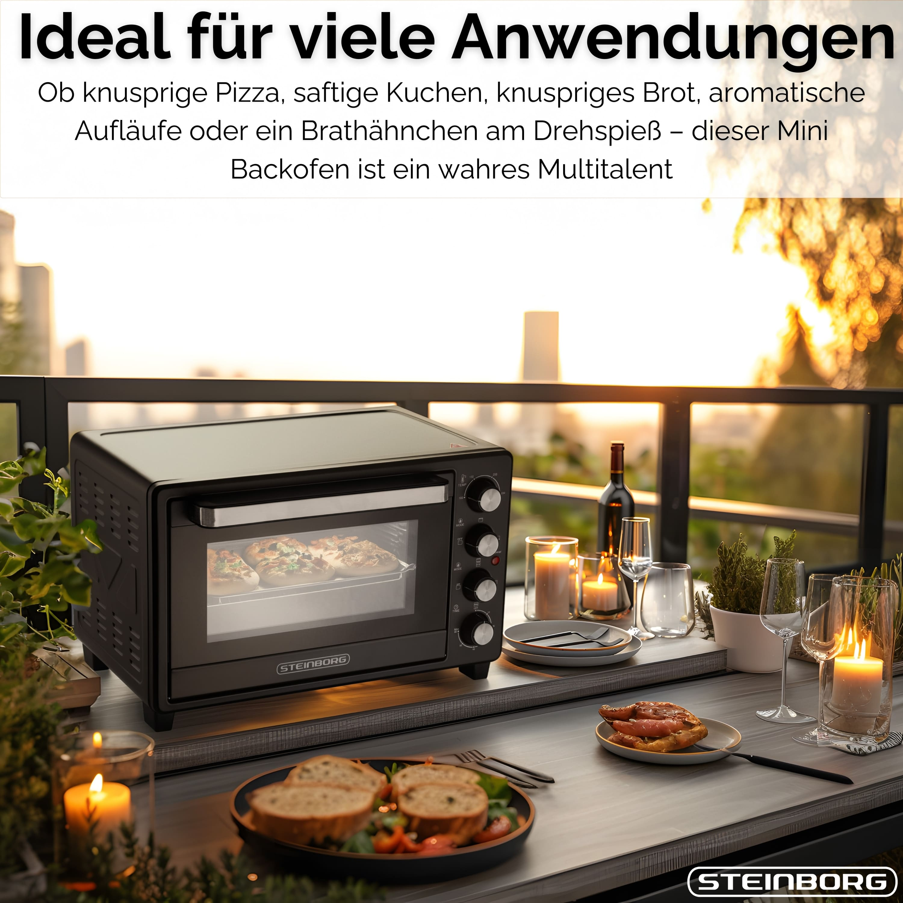 Ein schwarzer Mini-Backofen steht auf einem Tisch mit Essen und Kerzen. Der Ofen hat Essen im Inneren. Der Hintergrund ist unscharf.