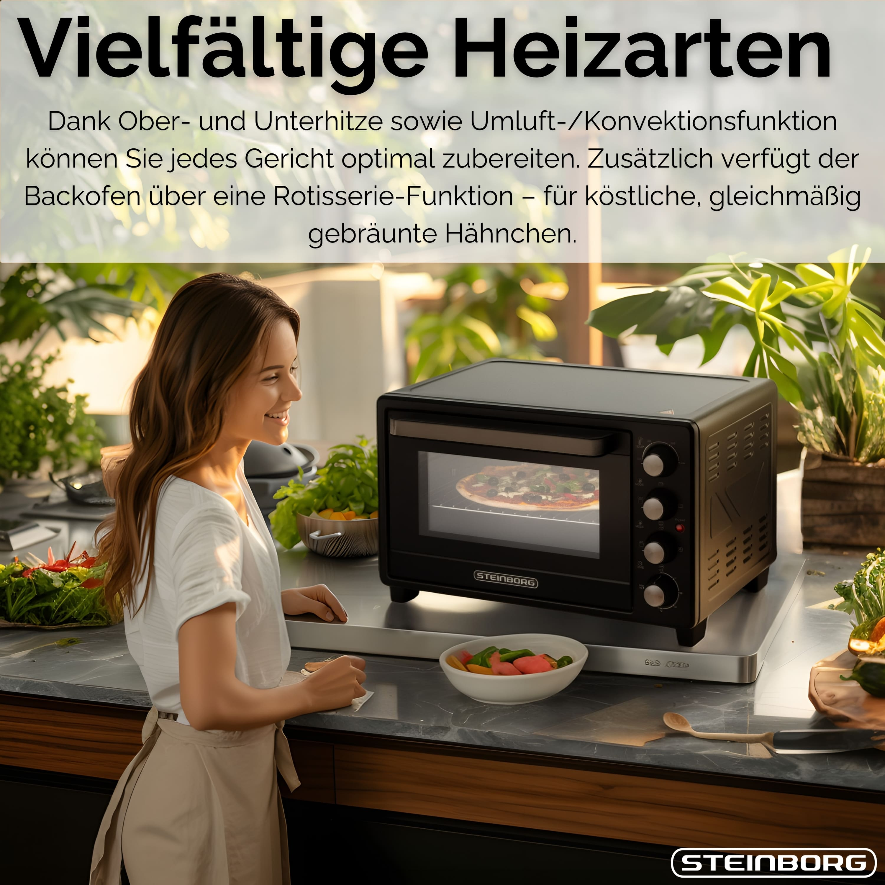 Eine Frau lächelt einen schwarzen Ofen mit Pizza im Inneren an. Gemüse und Pflanzen stehen auf der Theke.