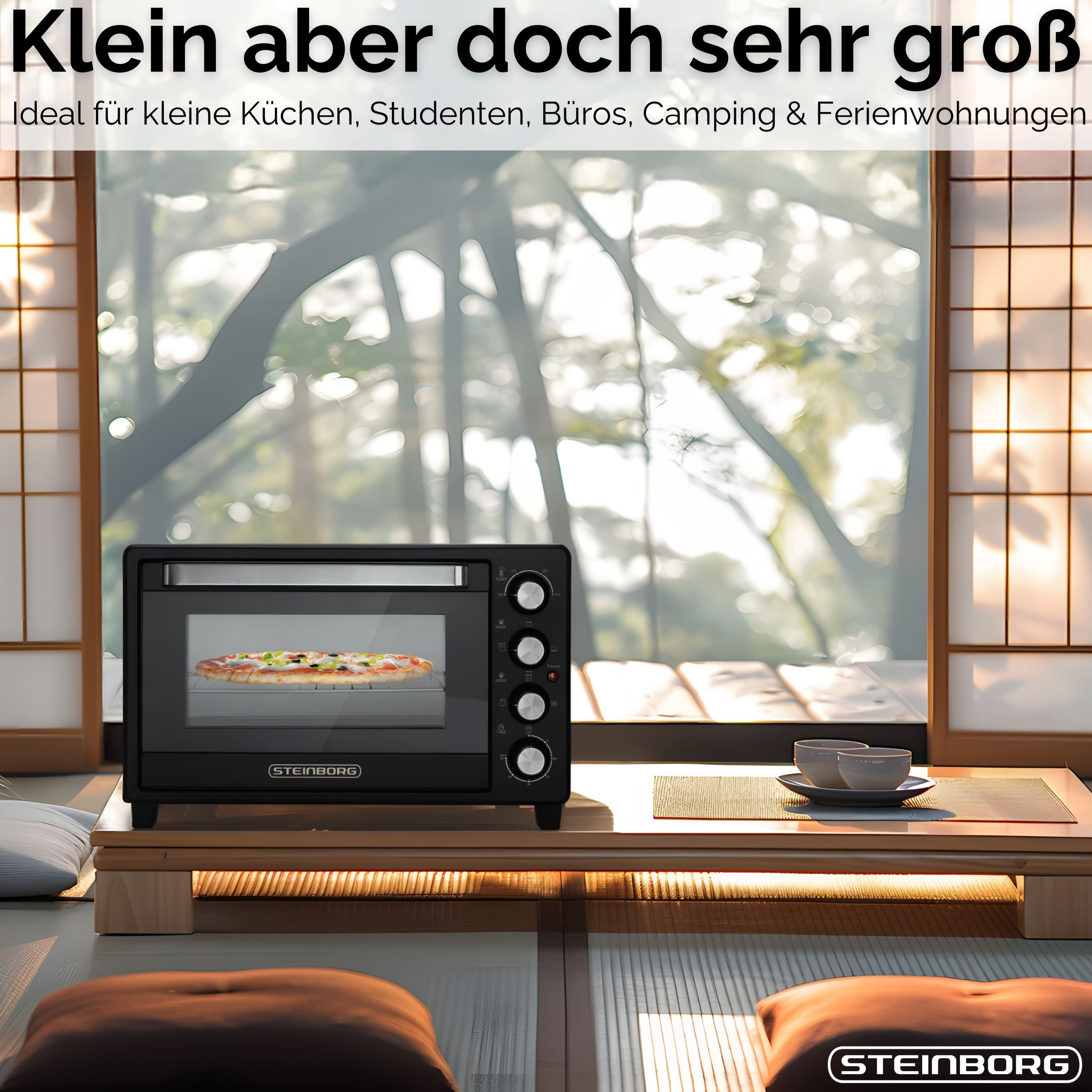 Schwarzer Ofen mit Pizza, steht auf einem Holztisch. Hintergrund ist ein Fenster im japanischen Stil.