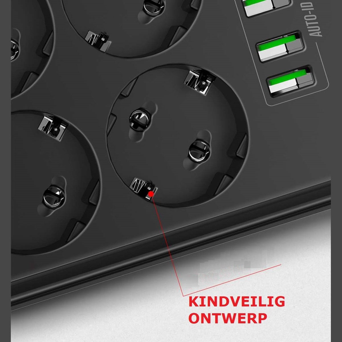 Close-up van een zwart verlengsnoer met meerdere stopcontacten. Een rood lampje geeft de stroomstatus aan. Tekst: KINDVEILIG ONTWERP (kindveilige ontwerp).