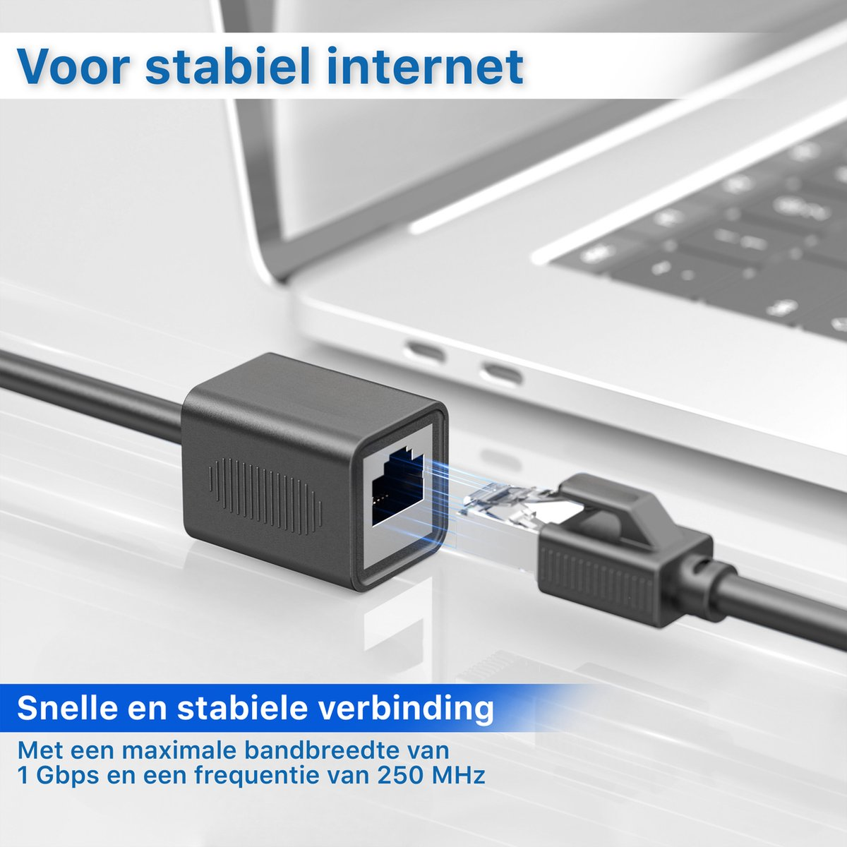 Zwarte netwerkadapterkabel aangesloten op een laptop. De tekst zegt: Voor stabiel internet, snelle en stabiele verbinding.