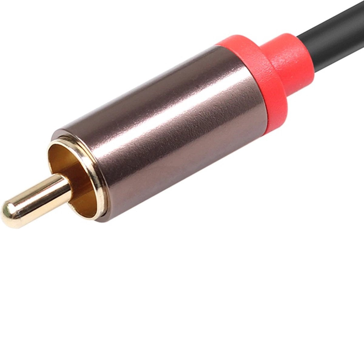 Een close-up van een RCA-connector met een goudkleurige punt, een bruin metalen lichaam en een rode ring, met een zwarte kabel.