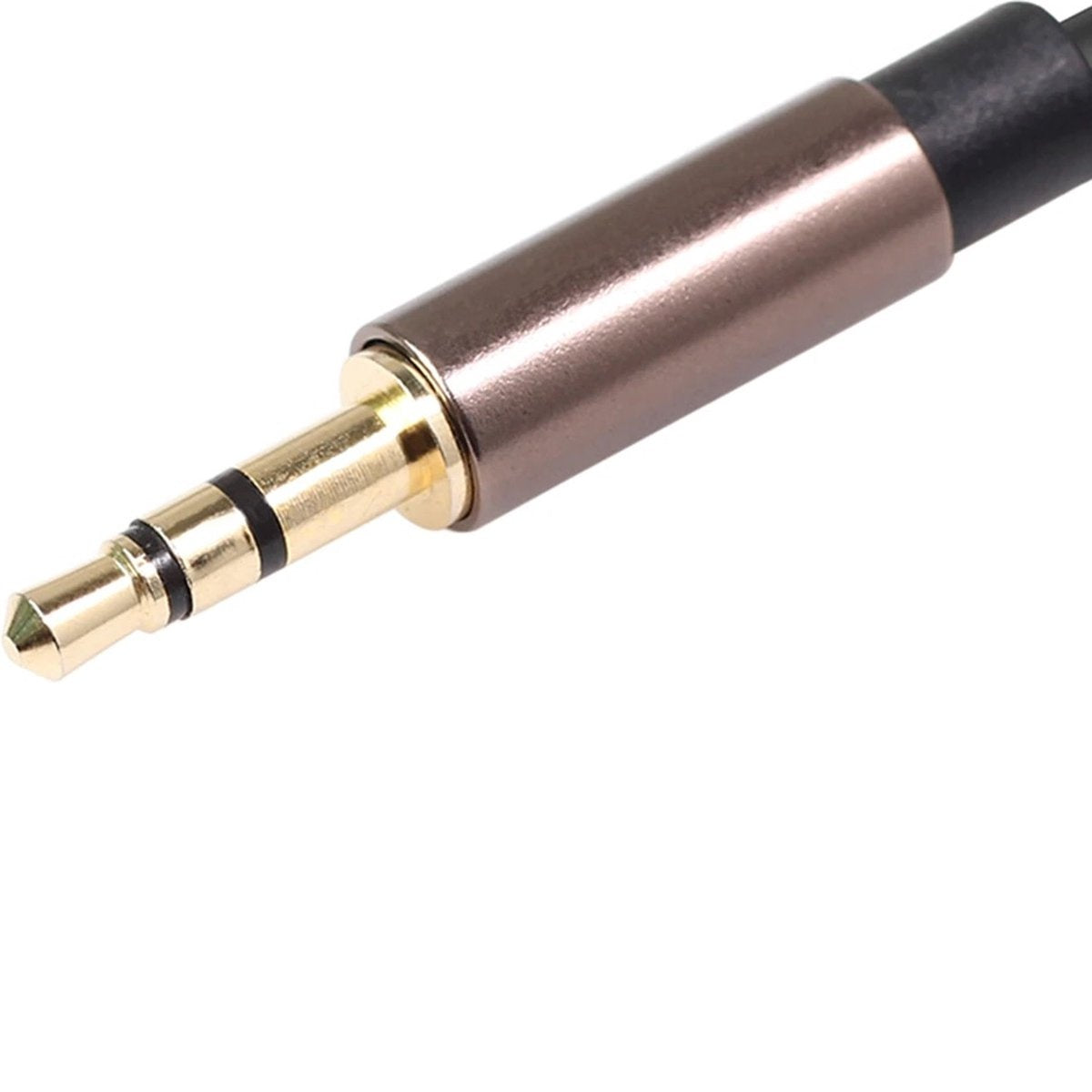 Close-up van een gouden en bronzen audio-aansluiting. De aansluiting is naar links gekanteld, met een zwarte kabel die zich naar rechts uitstrekt.