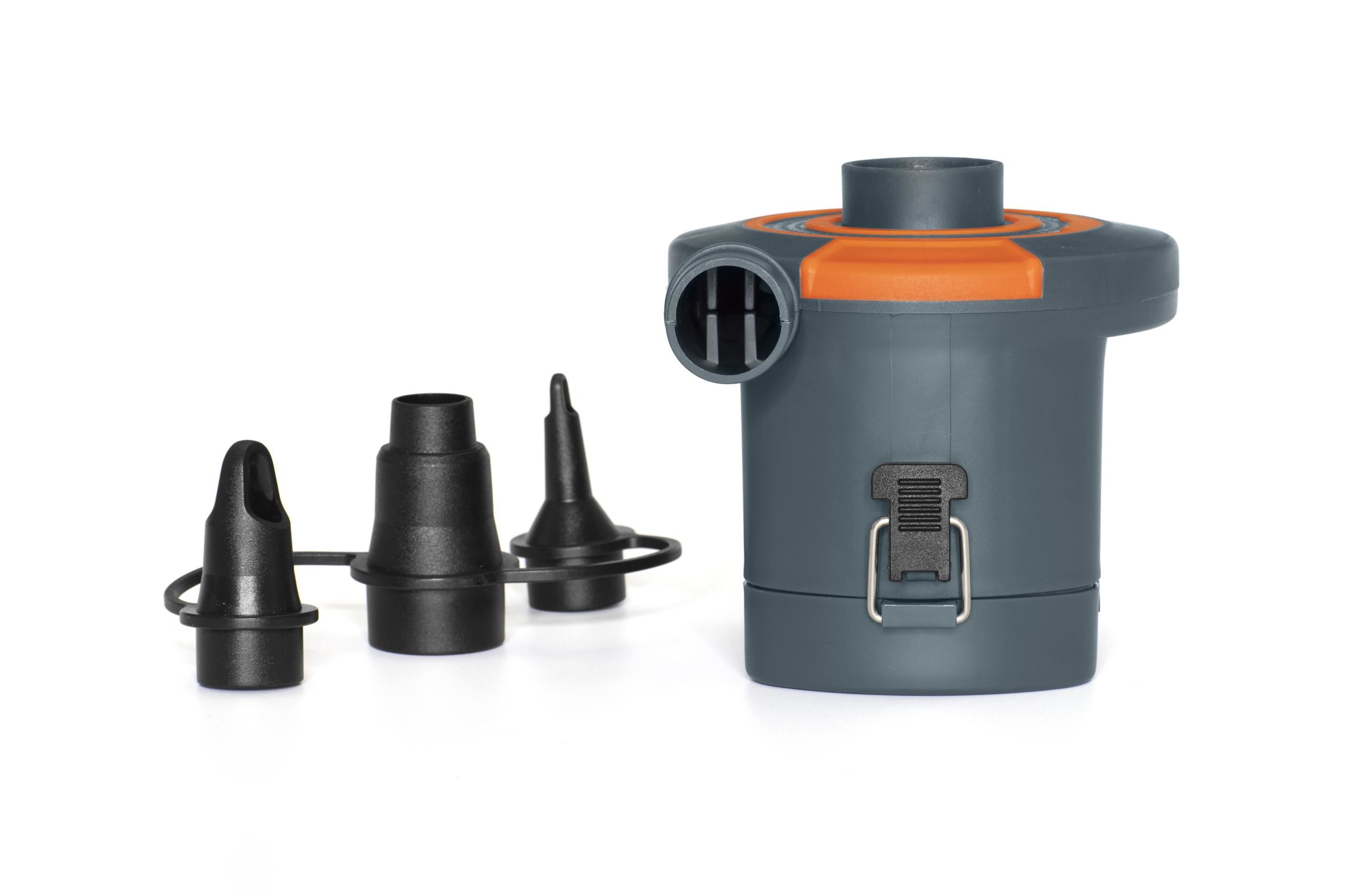 Een luchtpomp met accessoires. Het is grijs en oranje, met verschillende zwarte mondstukken. Witte achtergrond.