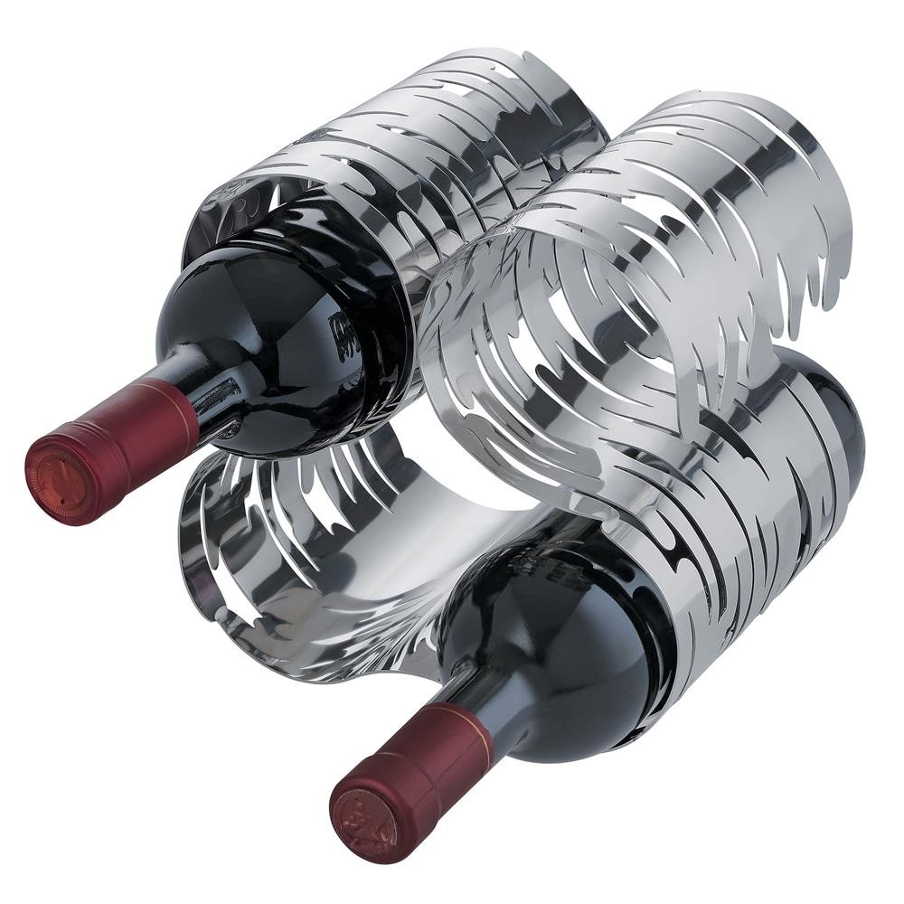 Due bottiglie di vino in un supporto metallico argentato. Le bottiglie sono nere con tappi rossi. Il supporto ha un design a fessura.