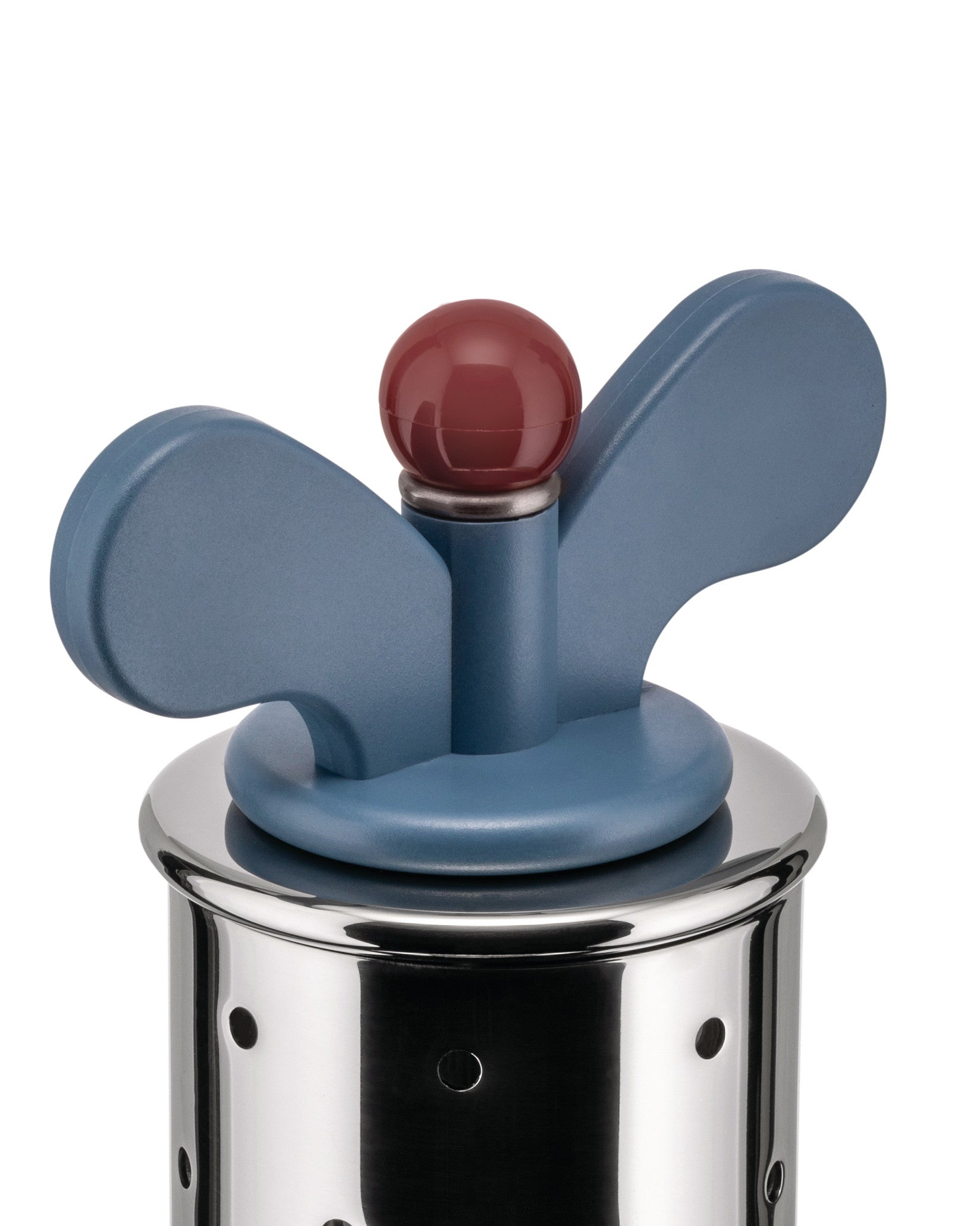 Primo piano di un utensile da cucina in acciaio inossidabile con parte superiore blu e pomello rosso. Lo strumento è su sfondo bianco.