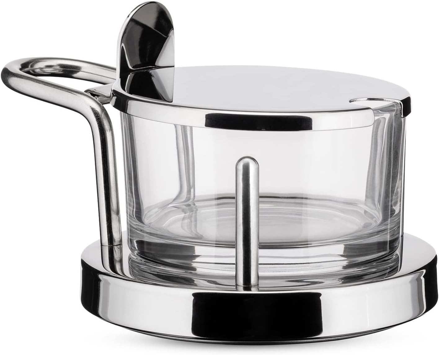 Una zuccheriera in vetro trasparente con coperchio, cucchiaio e manico in acciaio inox. Poggia su una base rotonda e lucida.