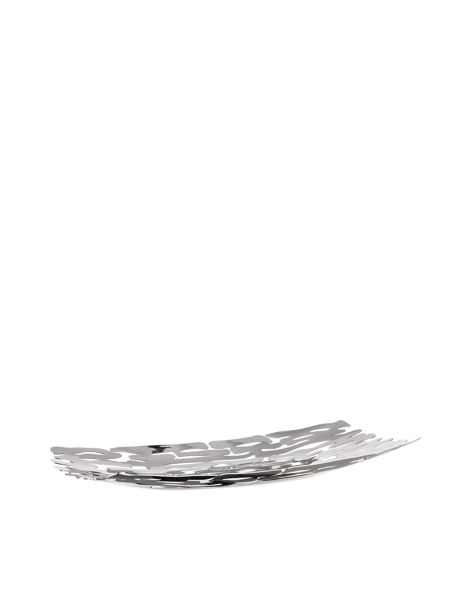 Una ciotola decorativa in metallo argentato, lucida, con un design unico e fluido, su sfondo bianco.
