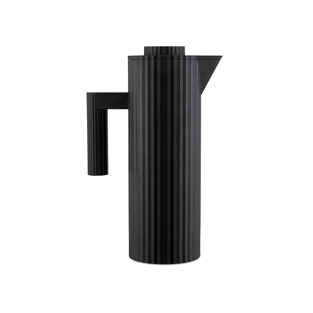 Una caraffa da caffè nera e scanalata con manico e beccuccio, su sfondo bianco. La caraffa è cilindrica e moderna.