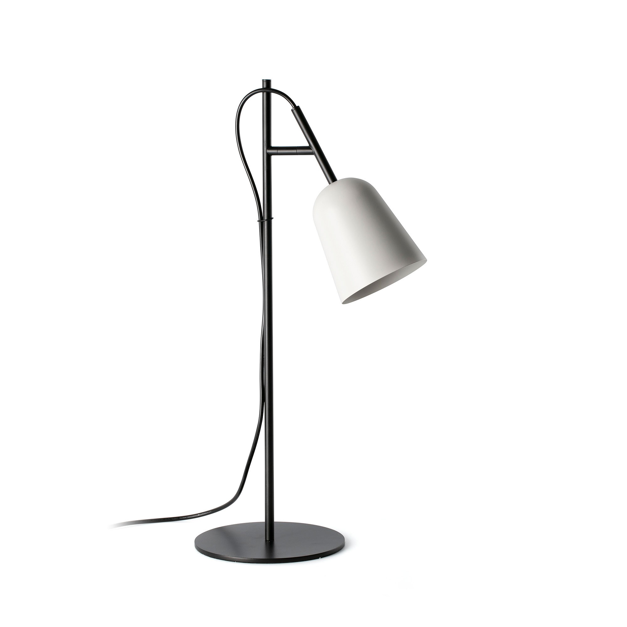 Una lampada da scrivania bianca e nera. La lampada ha una base circolare e un braccio curvo. Il paralume è bianco e inclinato verso il basso.