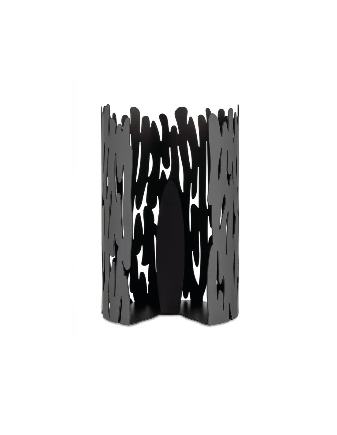 Un oggetto decorativo cilindrico in metallo nero con un motivo intagliato su sfondo bianco.