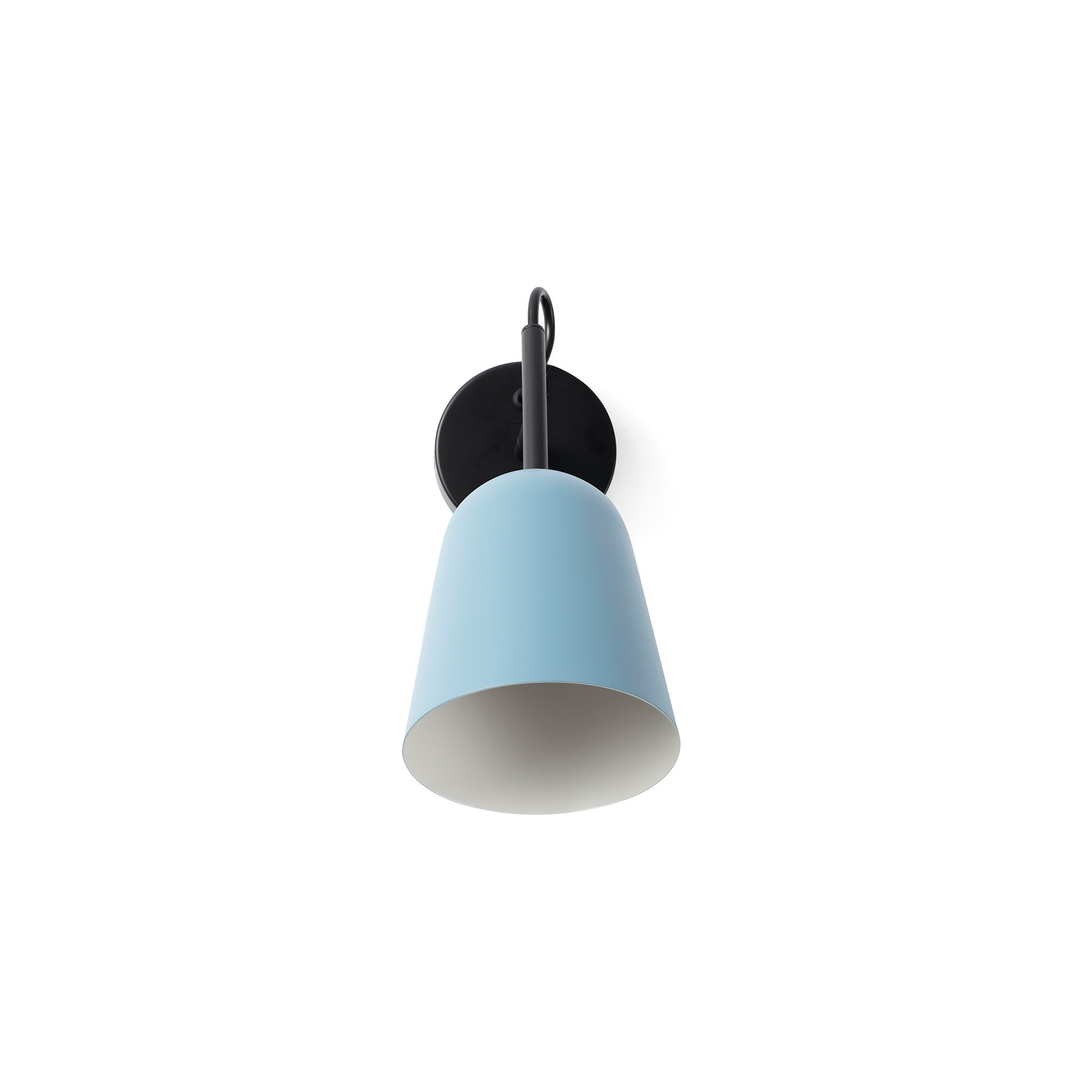 Una lampada da parete con paralume azzurro e braccio nero. Lo sfondo è bianco.
