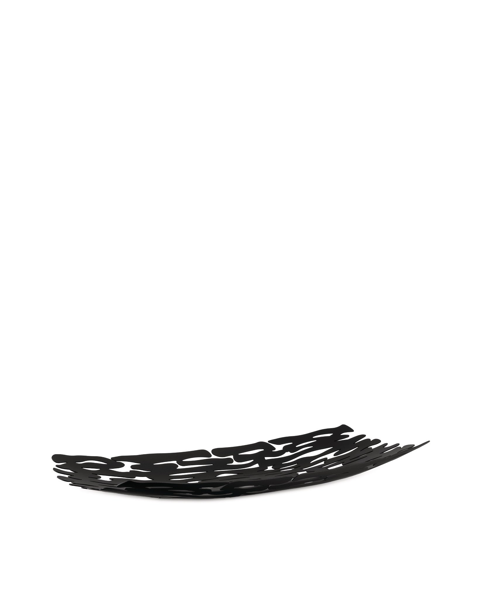 Una ciotola decorativa nera con un design ritagliato unico su sfondo bianco. La ciotola è in vista laterale.