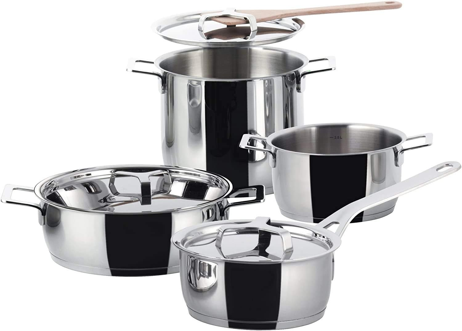 Set di pentole e padelle in acciaio inox con coperchi. Un cucchiaio di legno poggia su un coperchio. Stoviglie lucide.