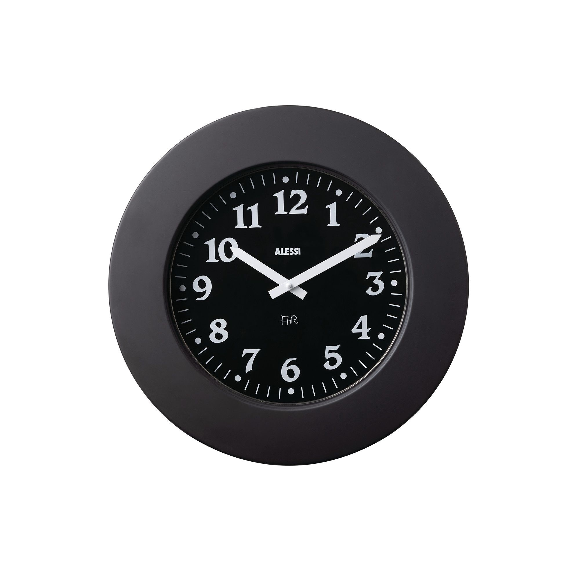 Un orologio da parete rotondo nero con numeri e lancette bianche. Il quadrante è nero con il marchio "Alessi".
