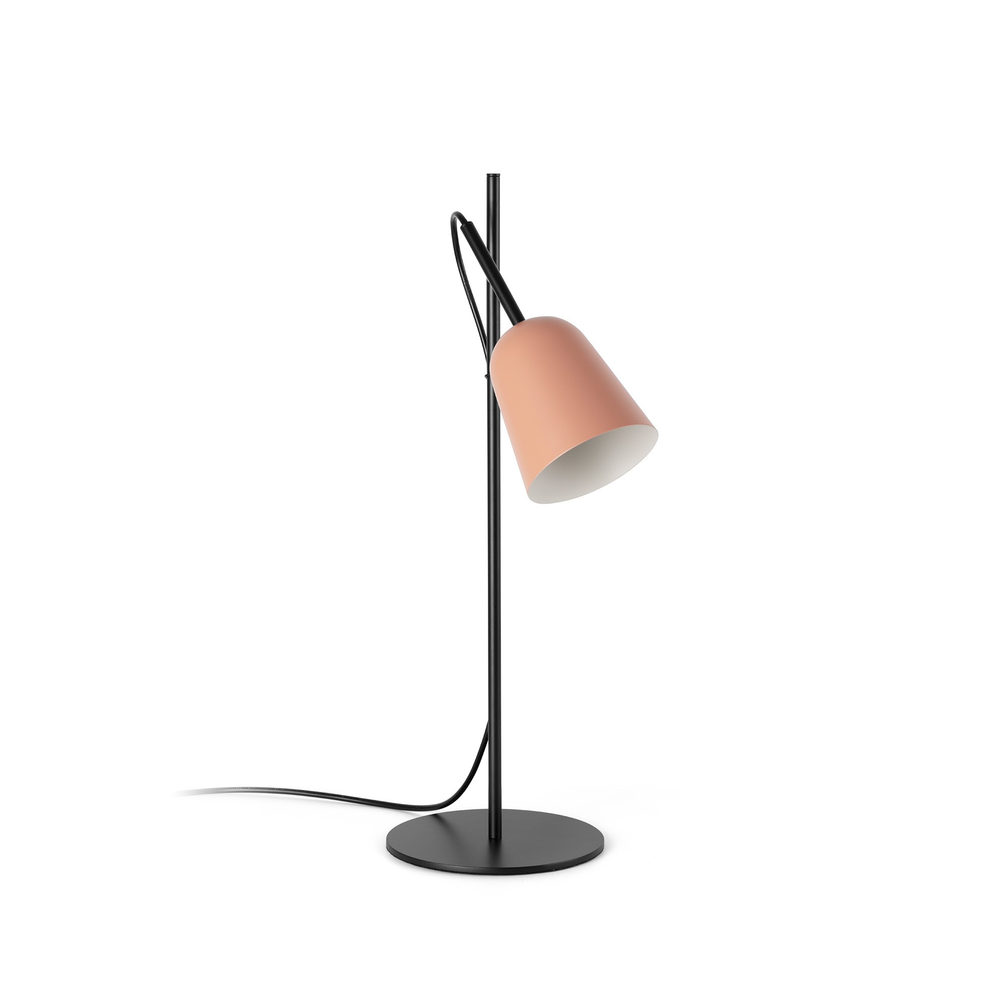Una moderna lampada da scrivania con paralume color pesca e stelo nero, su sfondo bianco.