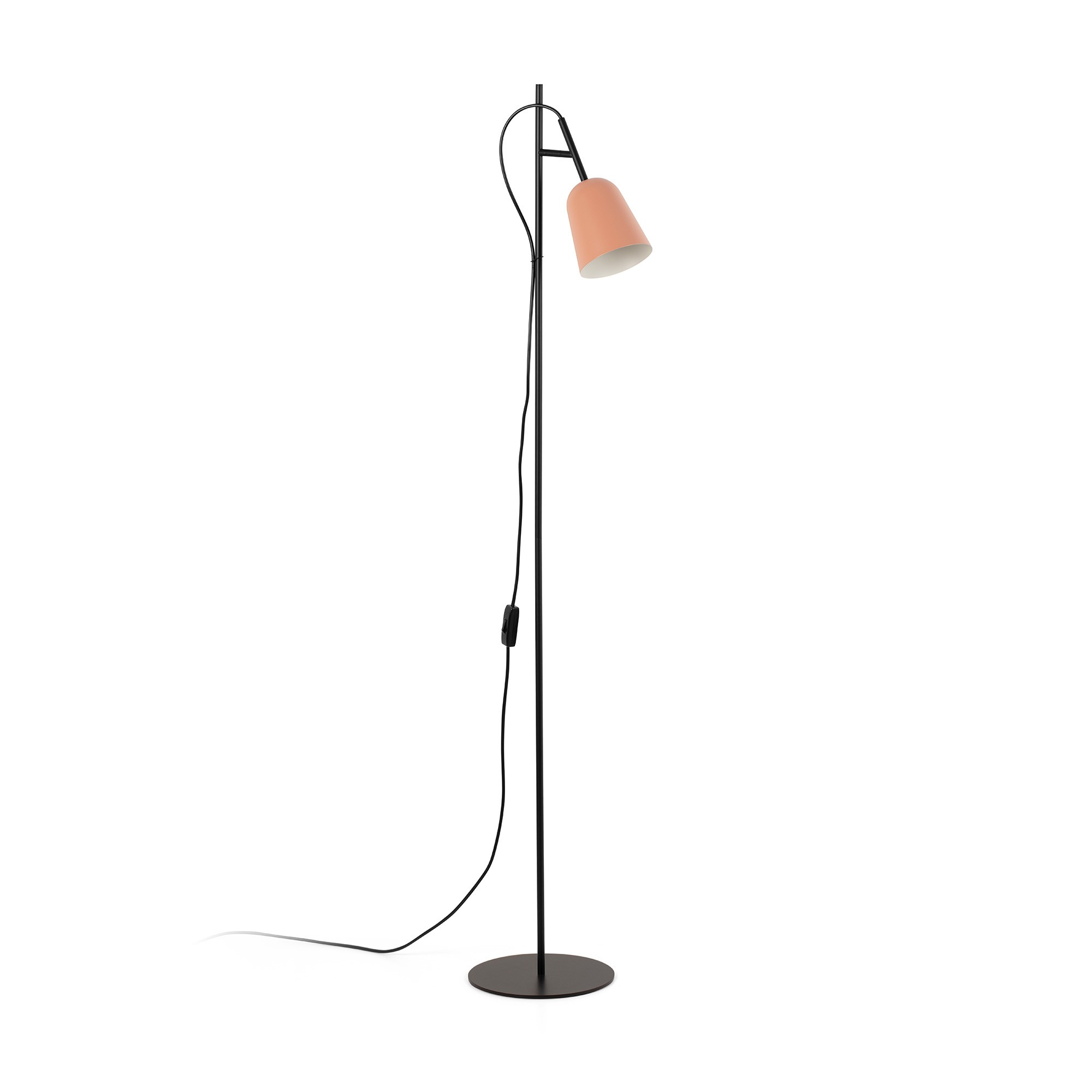 Una lampada da terra nera con paralume color pesca e interno bianco. La lampada è su una base circolare nera su sfondo bianco.