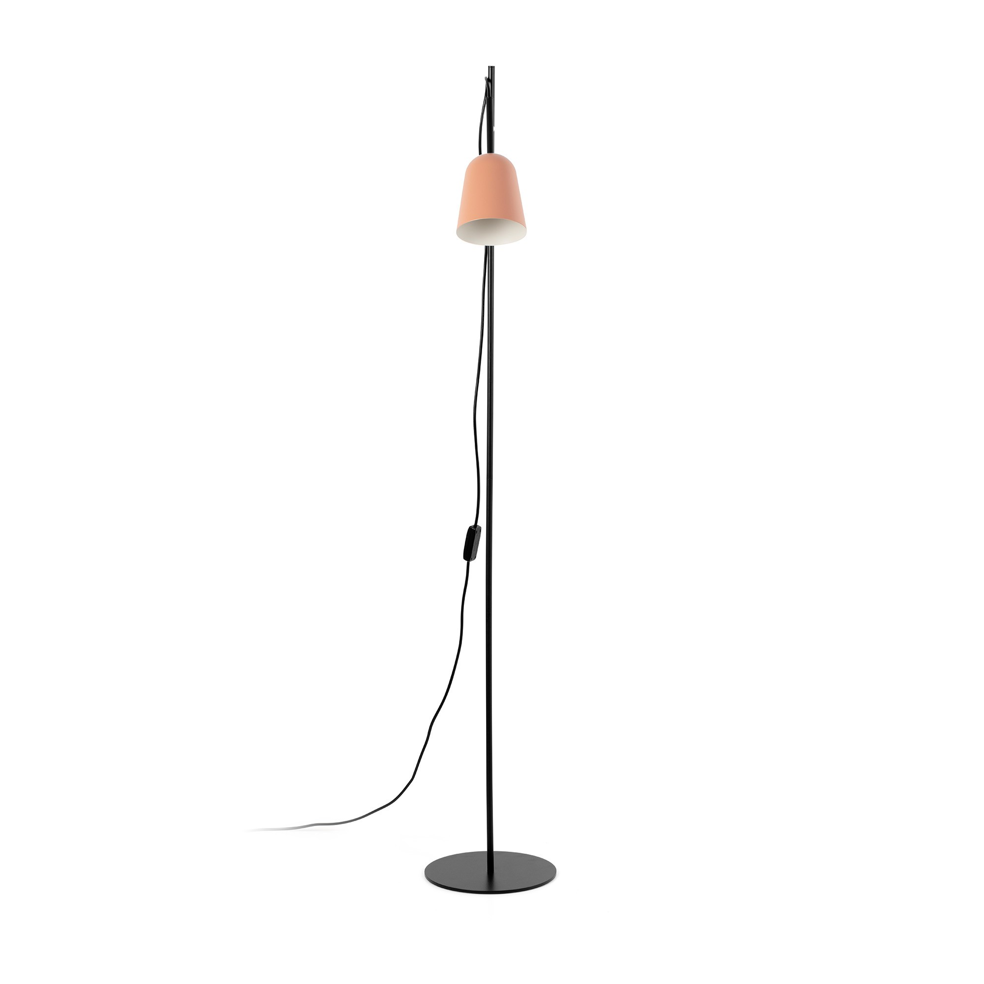 Una lampada da terra con paralume color pesca. Ha un supporto nero, un cavo nero e una base rotonda. Lo sfondo è bianco.