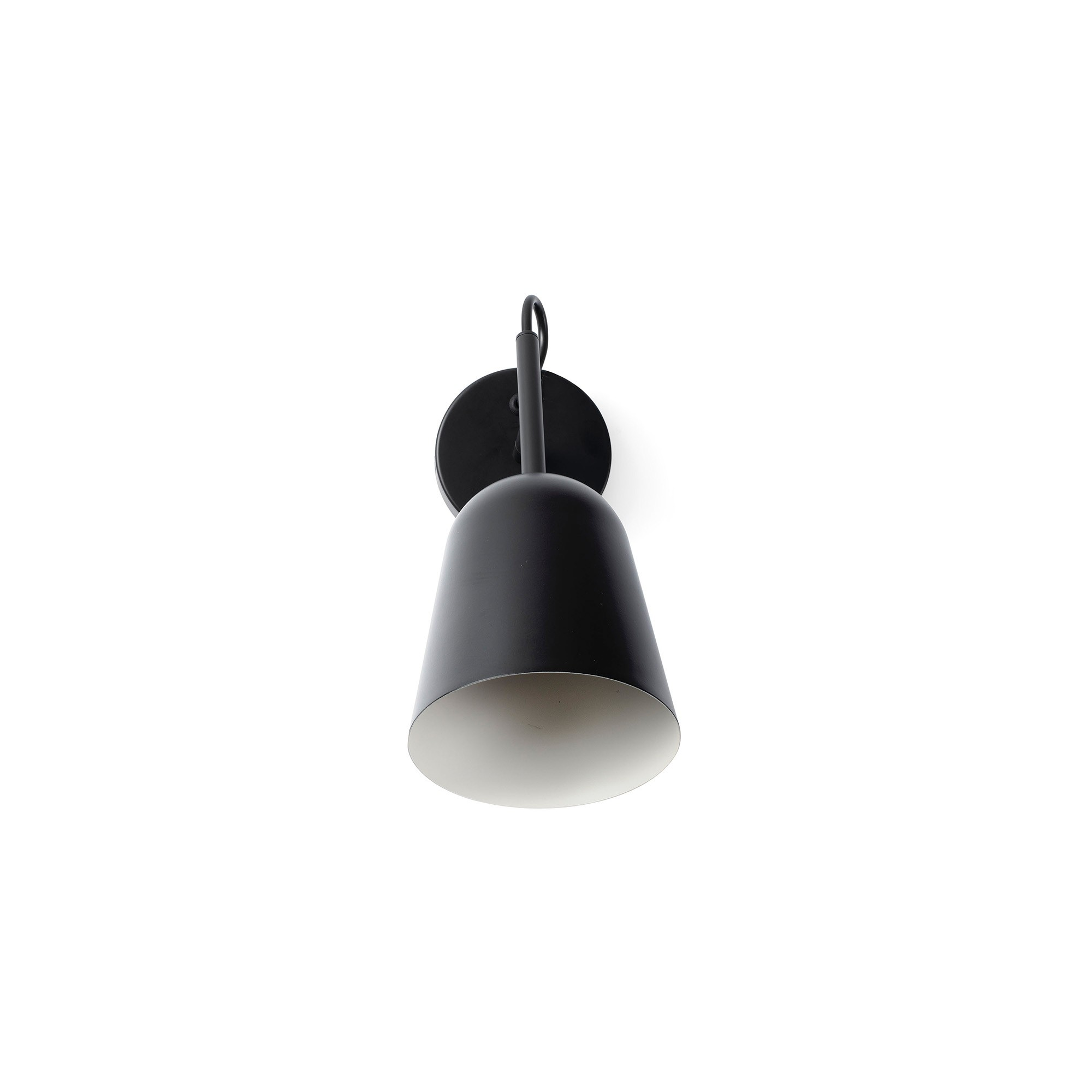 Una lampada da parete nera con paralume a forma di cono, montata su un muro bianco. La lampada è spenta, l'interno è chiaro.