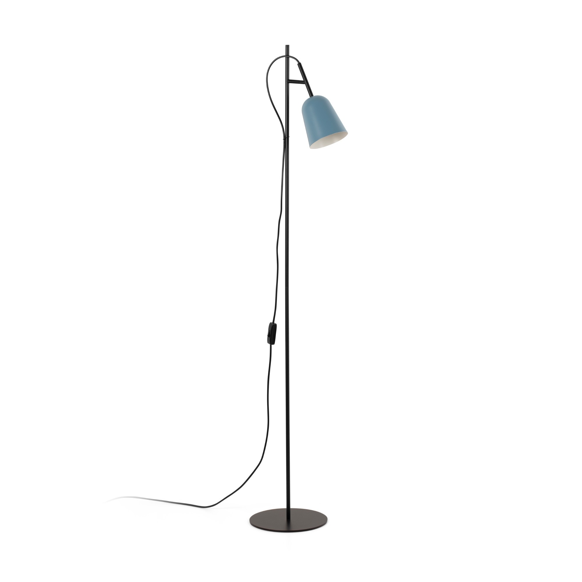 Una lampada da terra con paralume blu e struttura nera su sfondo bianco.