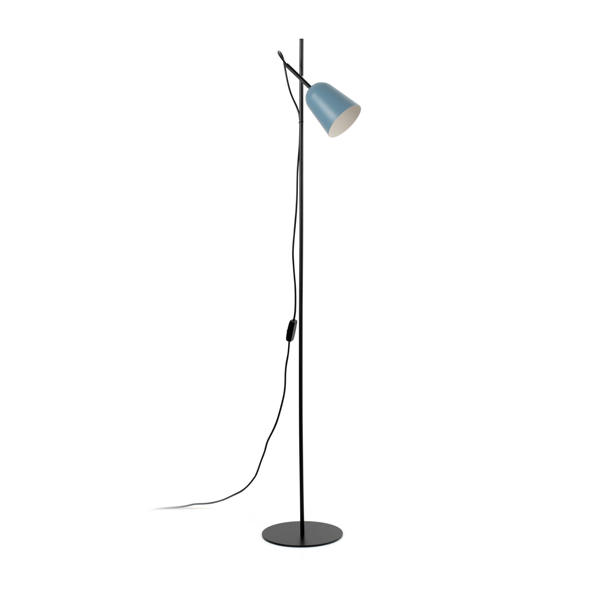 Una lampada da terra con paralume blu su palo nero. Ha base nera e cavo di alimentazione.