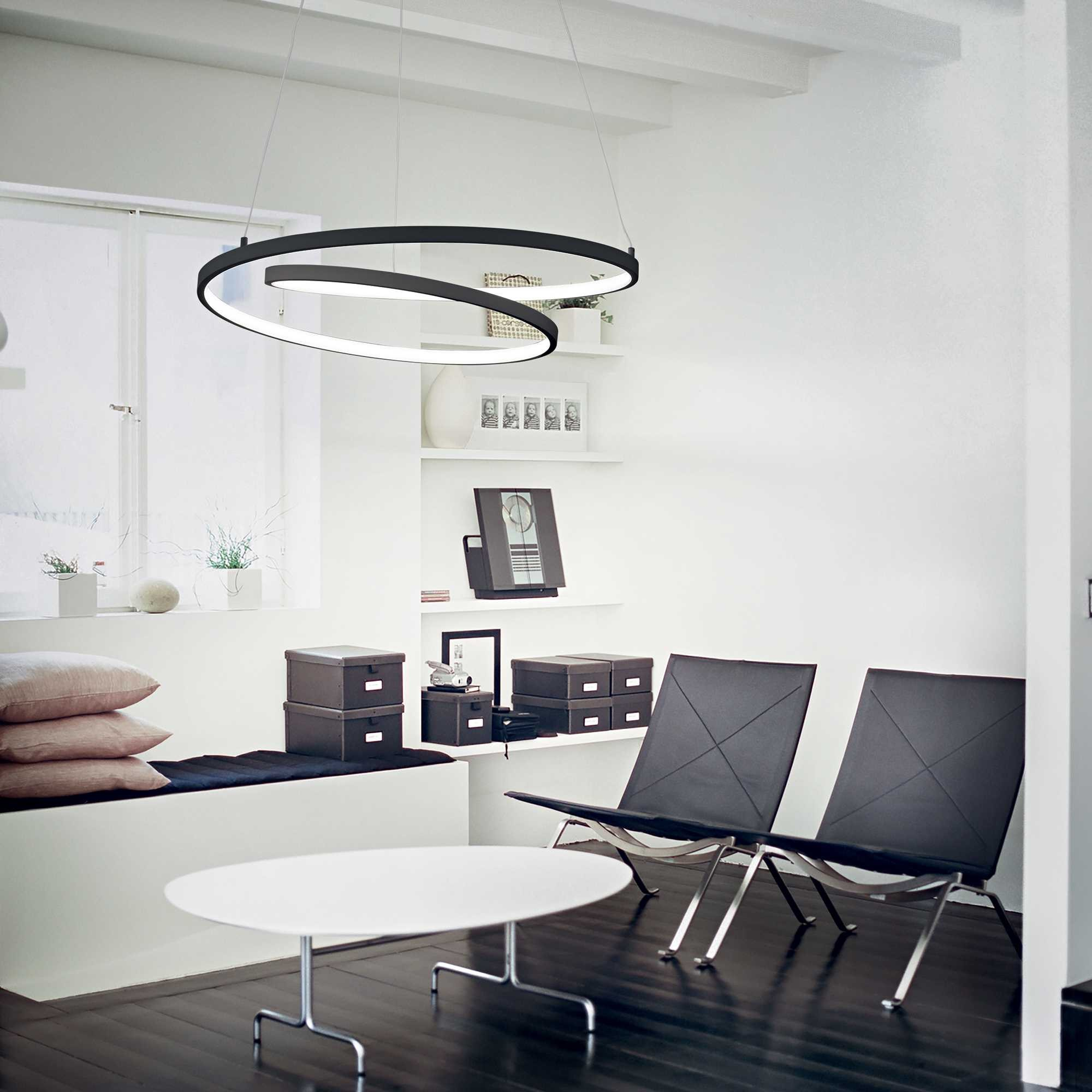 Interni moderni con arredi in bianco e nero. Include un tavolo bianco, sedie nere e un lampadario unico.