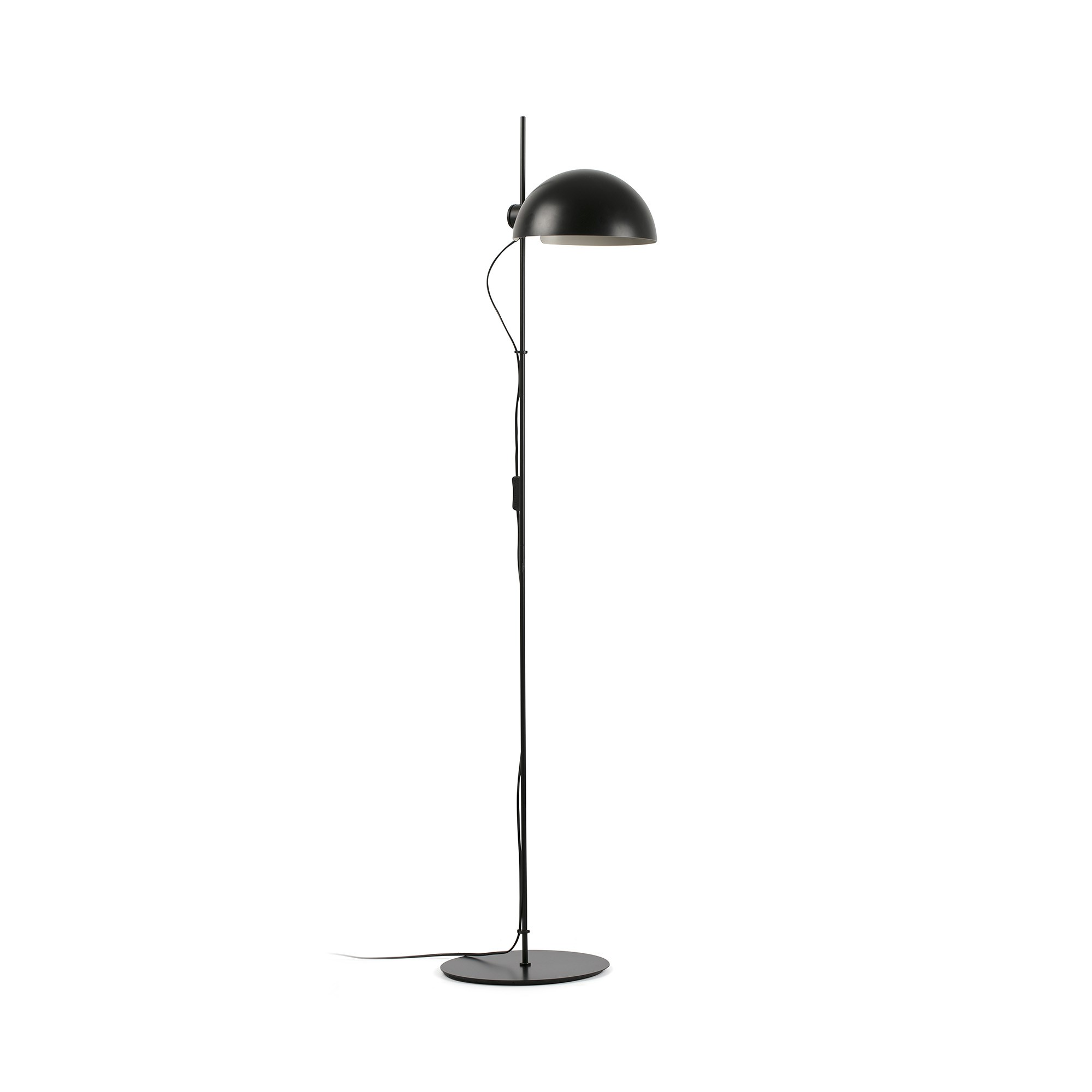 Lampada da terra nera con paralume a cupola, stelo lungo e base rotonda. Lo sfondo è bianco.