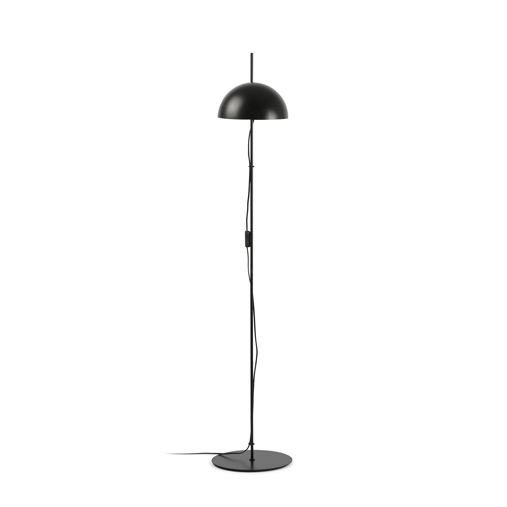 Una lampada da terra nera con paralume arrotondato, stelo alto e base circolare. La lampada è su sfondo bianco.