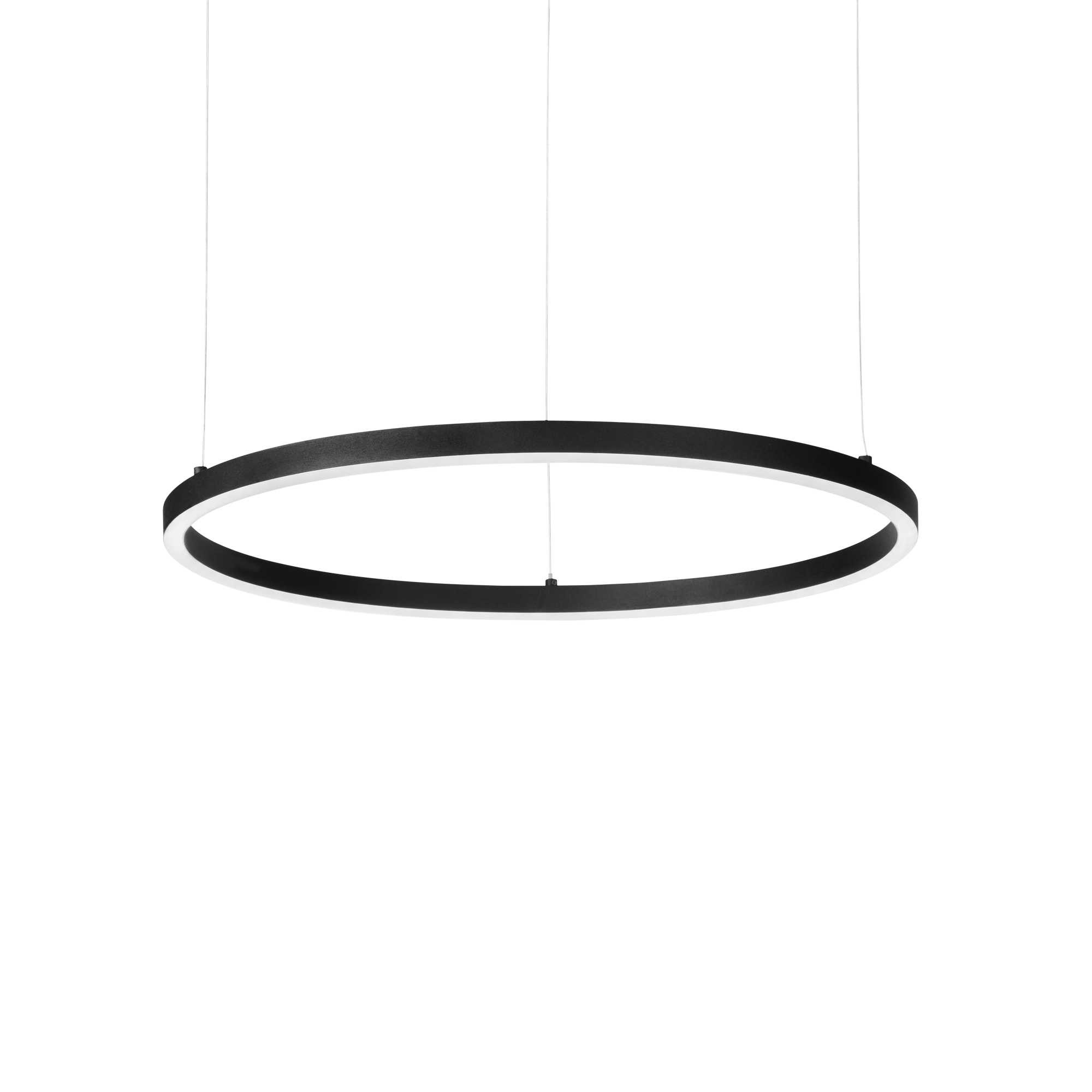 Una lampada a sospensione circolare nera pende da fili sottili su sfondo bianco. La luce ha un anello interno bianco.