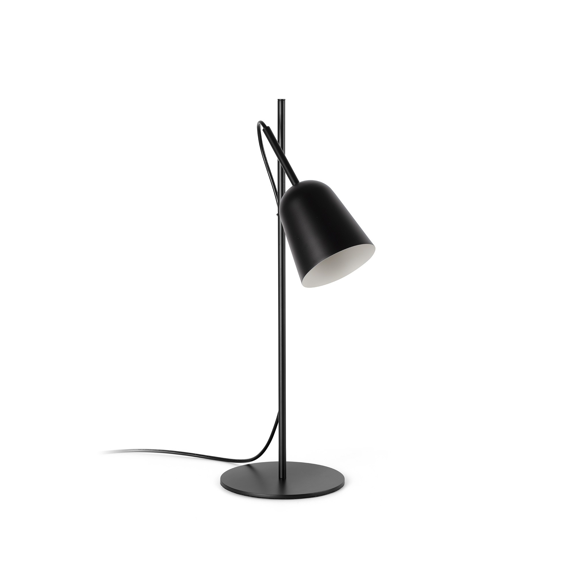 Una lampada da scrivania nera con paralume interno bianco. Si erge su una base circolare, con un lungo braccio curvo.