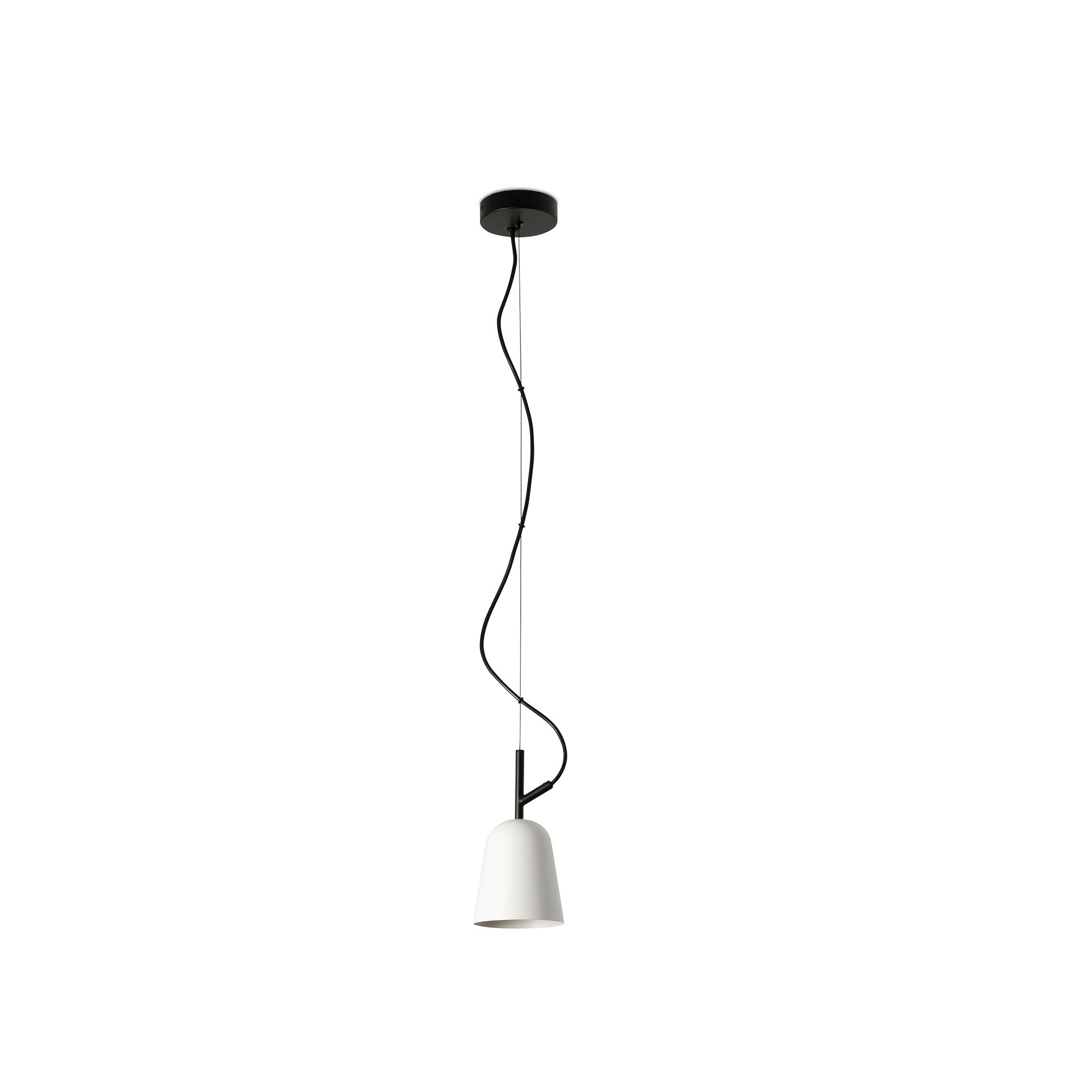 Una lampada a sospensione bianca è appesa a un filo nero, con un supporto a soffitto nero. Lo sfondo è bianco.