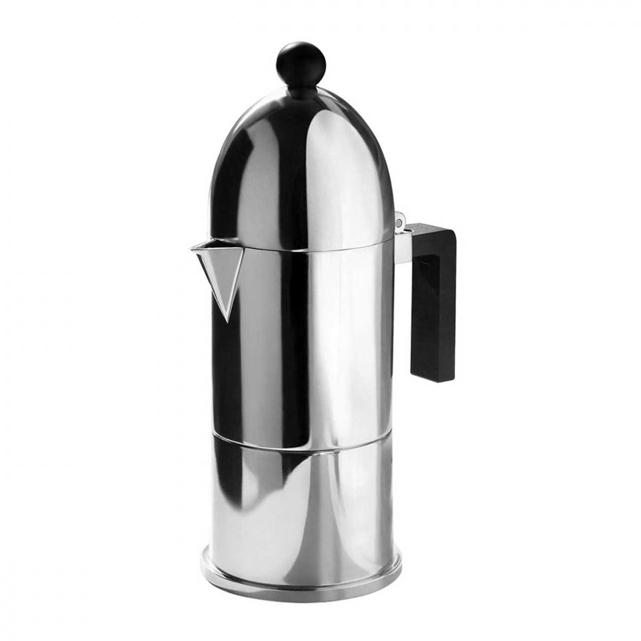 Una caffettiera espresso argentata e lucida. Ha un manico nero e un pomello nero sulla parte superiore. Lo sfondo è bianco.