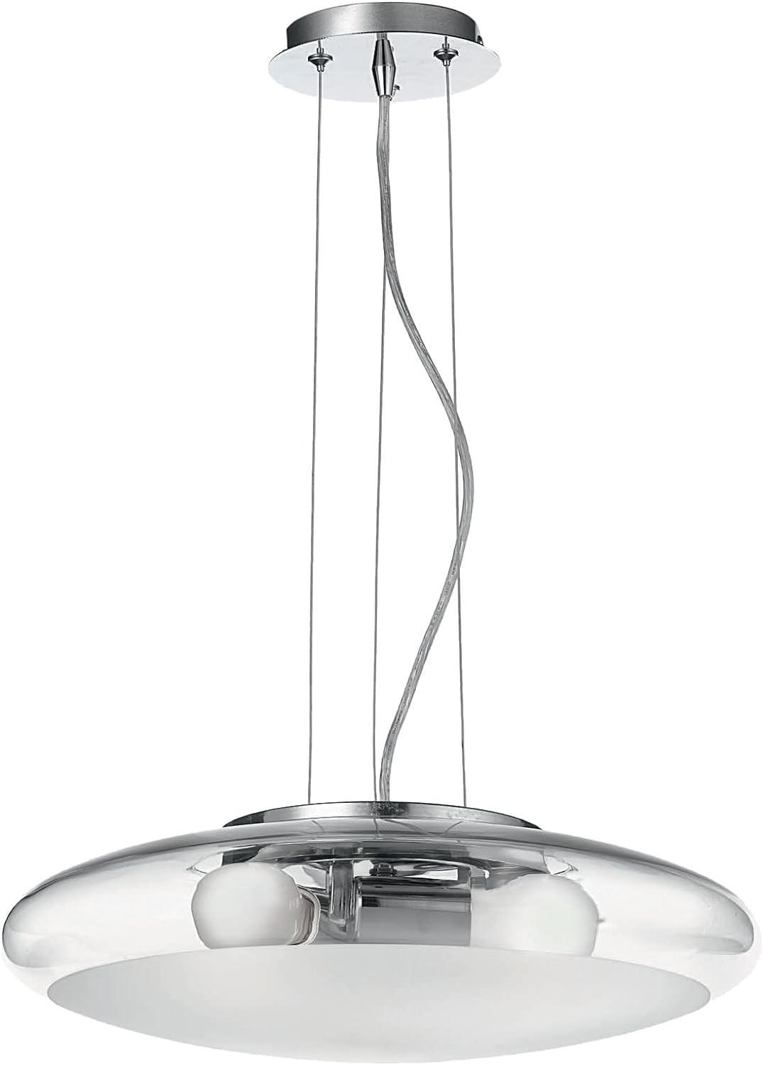 Una moderna lampada a sospensione con finitura cromata. Ha un paralume rotondo in vetro trasparente con due lampadine, sospeso da fili.