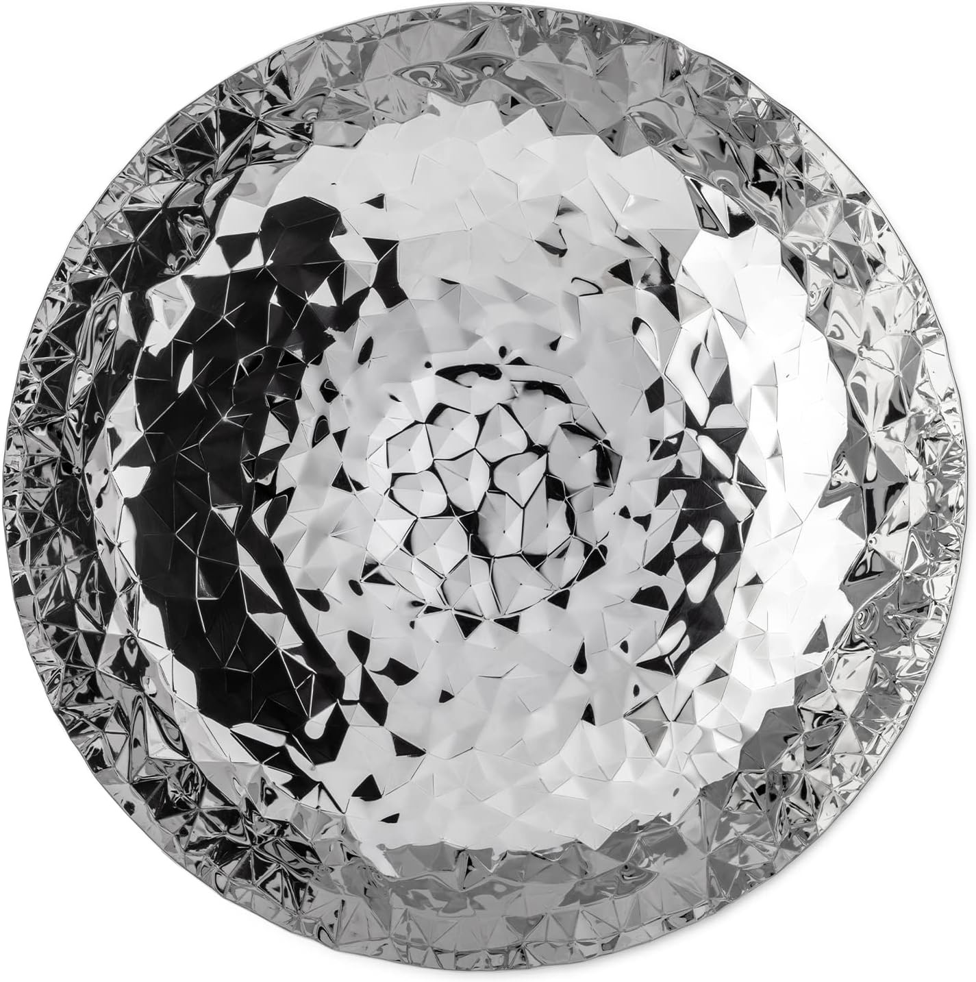 Una ciotola lucida, argentata, strutturata con un motivo geometrico. La ciotola è rotonda e riflette la luce.