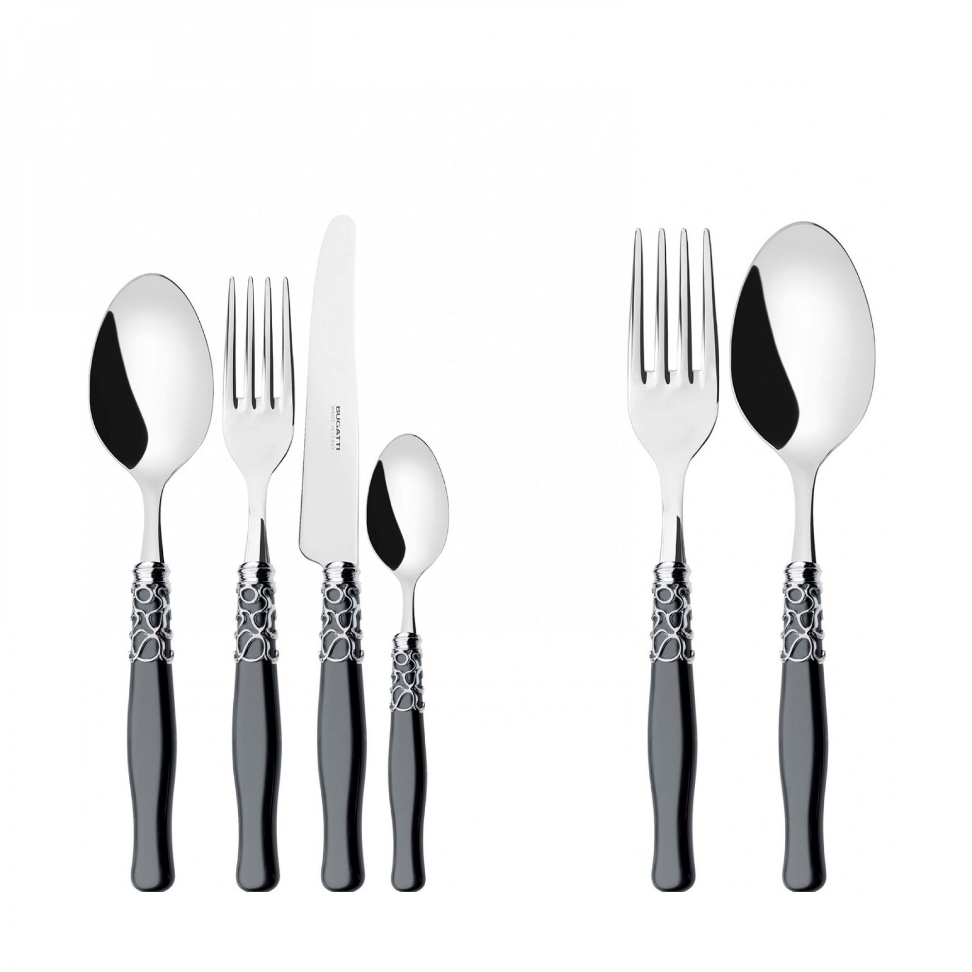 Set di posate con cucchiai, forchette e coltelli. L'argenteria ha manici grigio scuro con motivi decorativi argentati, su sfondo bianco.